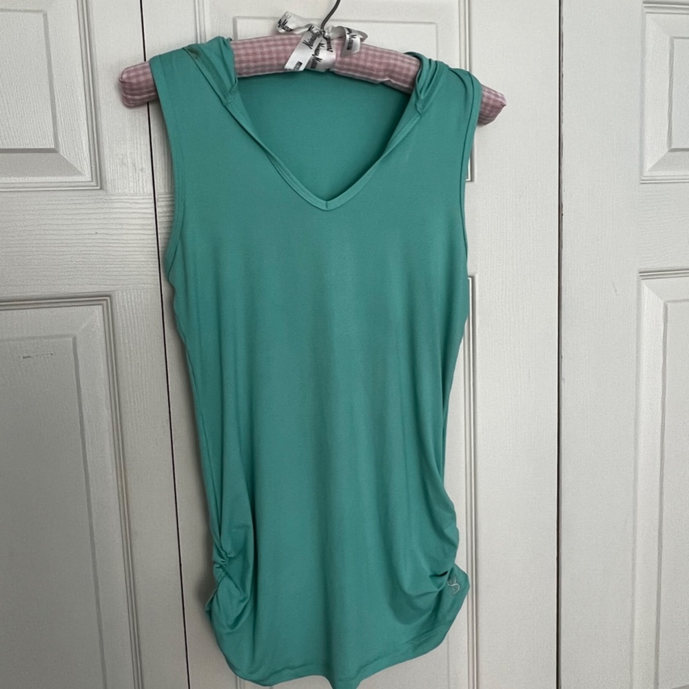Sofibella Cinched Side Hooded Tennis Tank